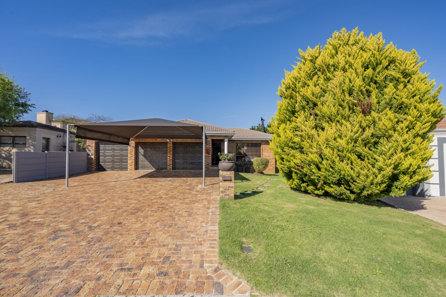 5 Bedroom Property for Sale in De Oude Spruit Western Cape